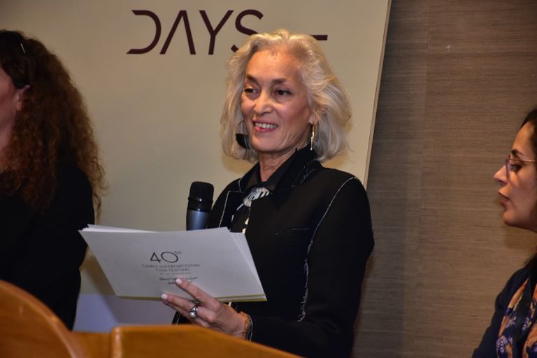 صورة تذكارية للفائزين بجوائز ملتقى القاهرة