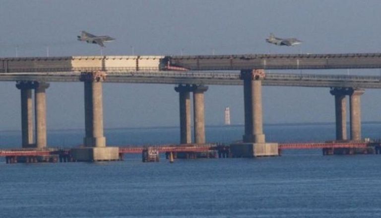 طائرات روسية فوق جسر بالقرب من جزيرة القرم