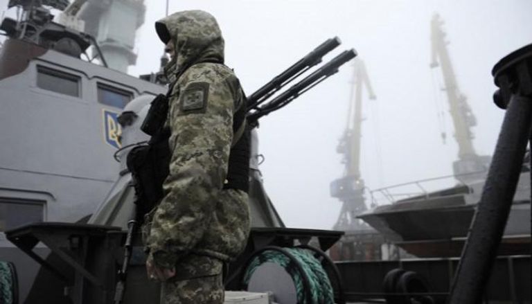 جندي أوكراني على متن إحدى السفن المحتجزة