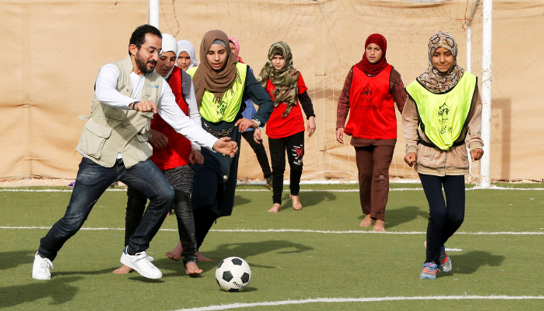 أحمد حلمي يلعب الكرة مع فتيات المخيم