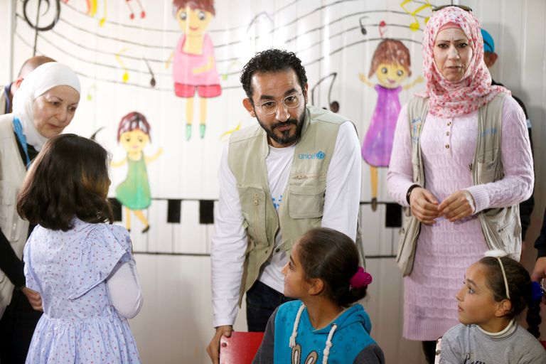 أحمد حلمي يلعب الكرة مع فتيات المخيم