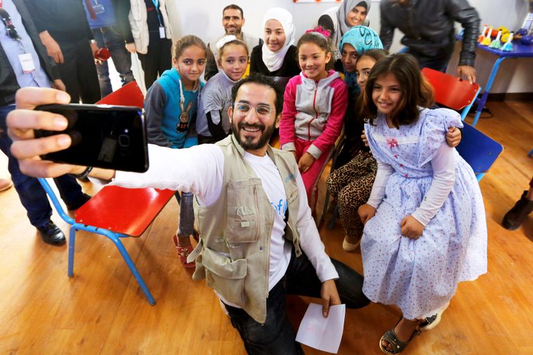 أحمد حلمي يلعب الكرة مع فتيات المخيم