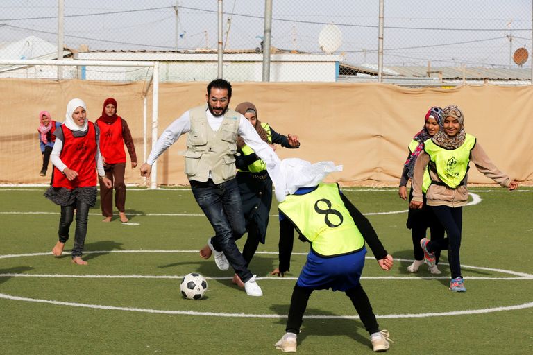أحمد حلمي يلعب الكرة مع فتيات المخيم