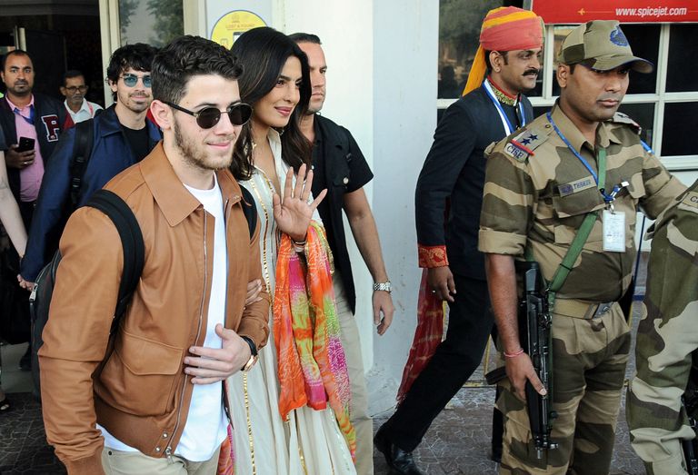 بريانكا تشوبرا ونيك جوناس لدى وصولهما الهند