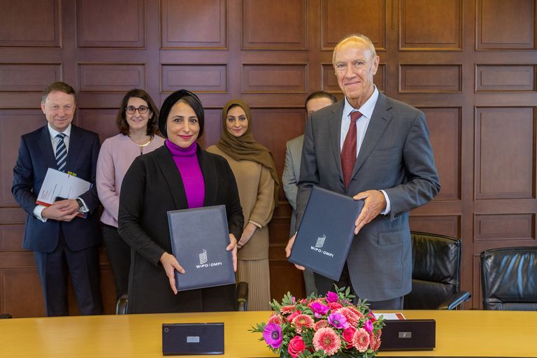 صورة تجمع مسؤولي "كلمات لتمكين الأطفال" ومنظمة الملكية الفكرية