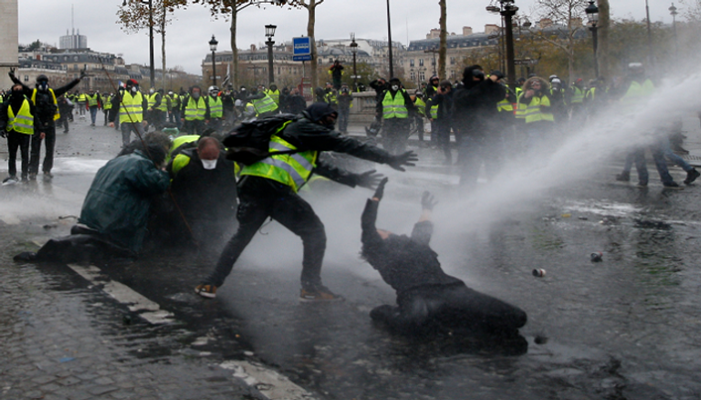 جانب من مظاهرات أصحاب السترات الصفراء في باريس - رويترز