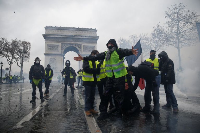 جانب من مظاهرات أصحاب السترات الصفراء في باريس - رويترز