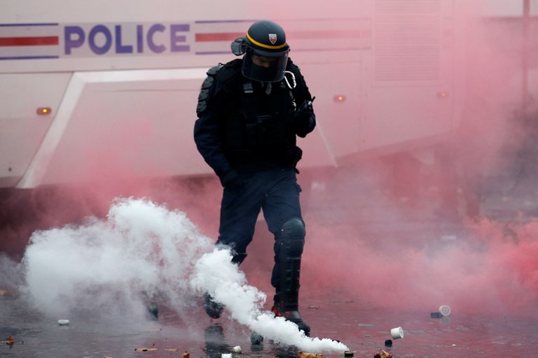 جانب من مظاهرات أصحاب السترات الصفراء في باريس - رويترز