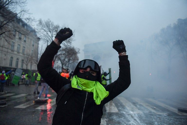 جانب من مظاهرات أصحاب السترات الصفراء في باريس الرئيس الفرنسي إيمانويل ماكرون - (أ.ف.ب)