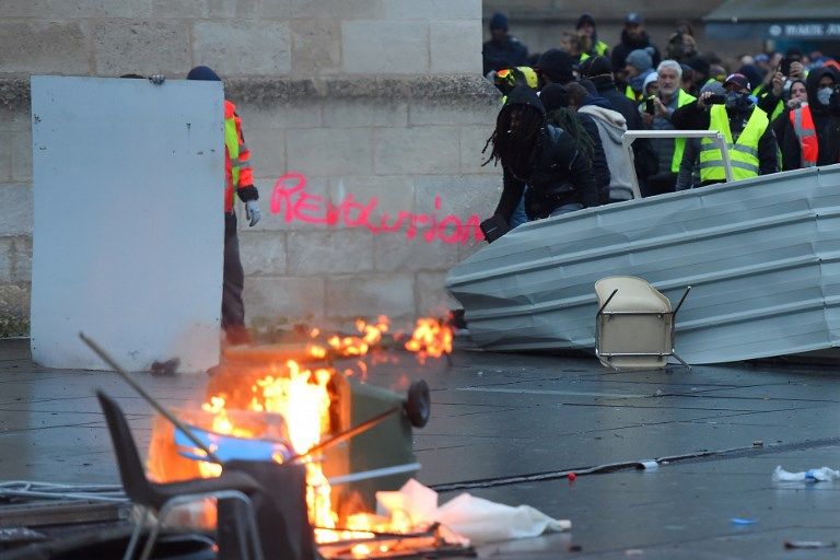 جانب من مظاهرات أصحاب السترات الصفراء في باريس الرئيس الفرنسي إيمانويل ماكرون - (أ.ف.ب)