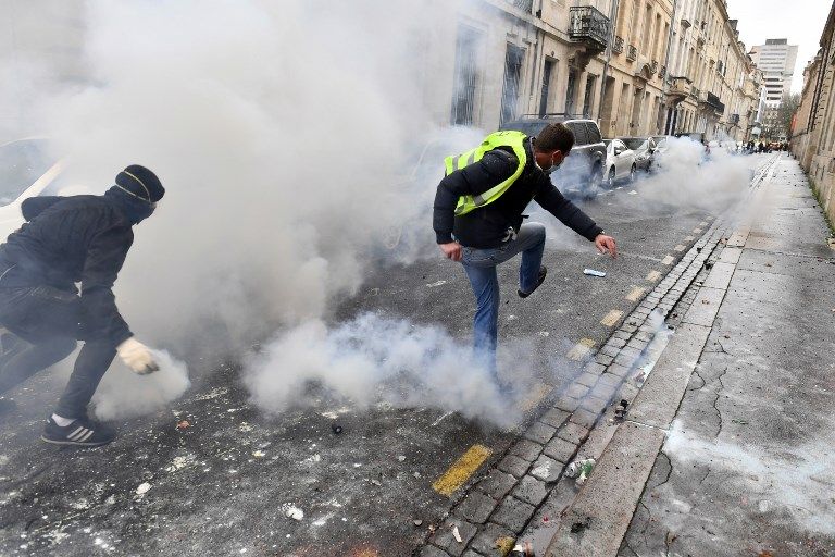 جانب من مظاهرات أصحاب السترات الصفراء في باريس الرئيس الفرنسي إيمانويل ماكرون - (أ.ف.ب)