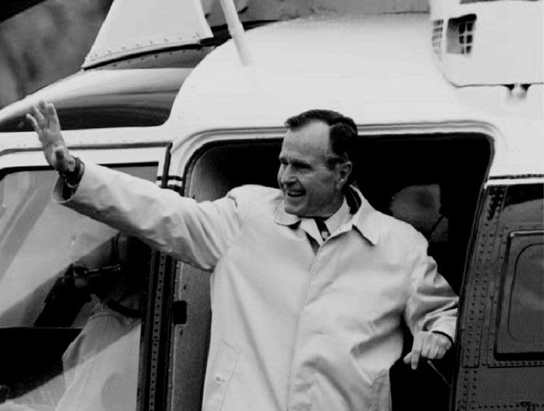 الرئيس الأمريكي الراحل جورج بوش الأب