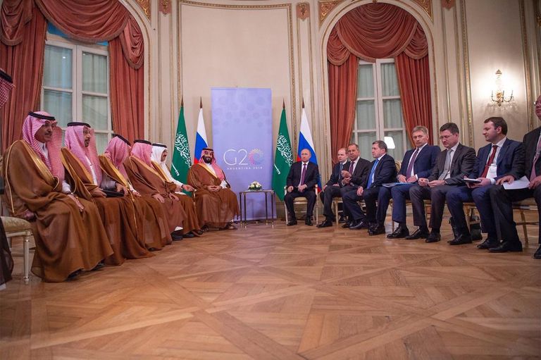 الأمير محمد بن سلمان والرئيس فلاديمير بوتين أثناء اللقاء