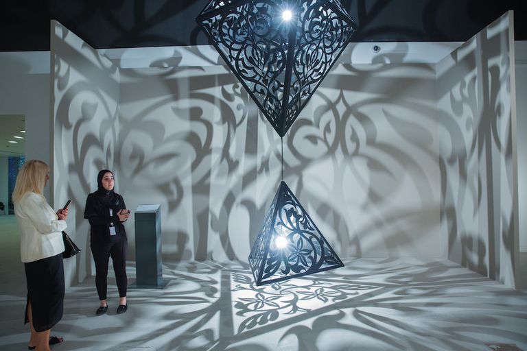 معرض "فن أبوظبي" يختتم دورته الـ١٠ بمشاركة 19 دولة