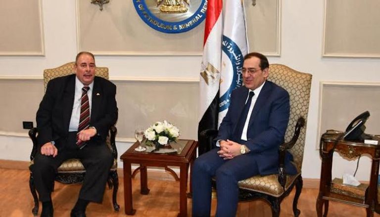 وزير البترول المصري خلال لقائه مع السفير الروماني بالقاهرة