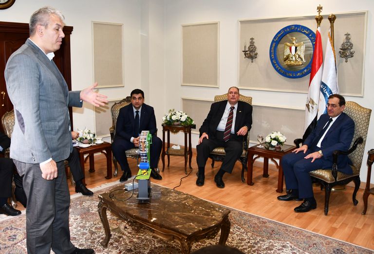 رئيس إحدى الشركات الرومانية يستعرض التطبيق