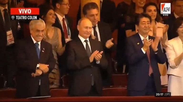 صورة من التلفزيون الأرجنتيني لحضور محمد بن سلمان العرض المسرحي