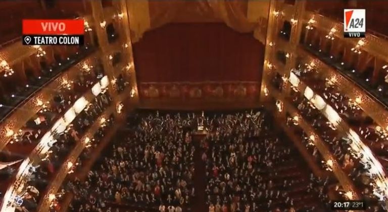 صورة من التلفزيون الأرجنتيني لحضور محمد بن سلمان العرض المسرحي