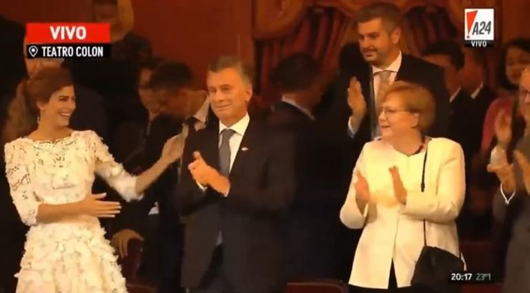 صورة من التلفزيون الأرجنتيني لحضور محمد بن سلمان العرض المسرحي