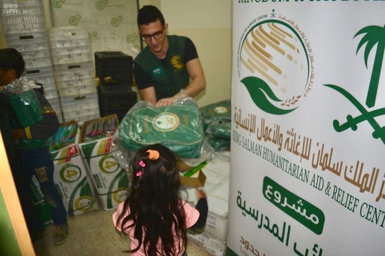 توزيع كسوة شتوية على الطلاب السوريين في لبنان