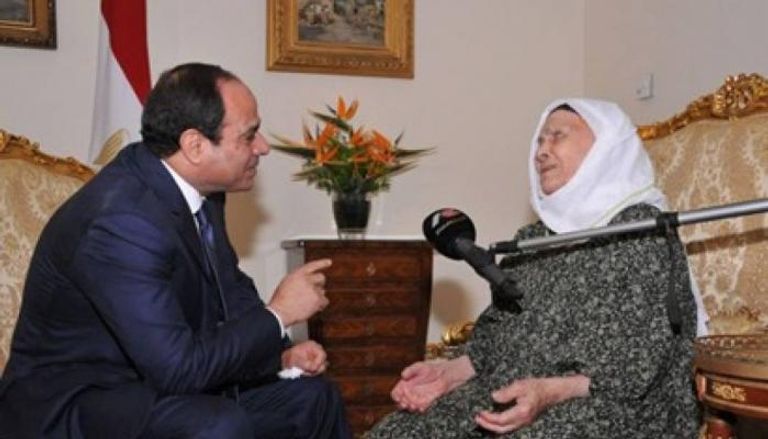 الرئيس المصري عبدالفتاح السيسي مع الحاجة زينب الملاح