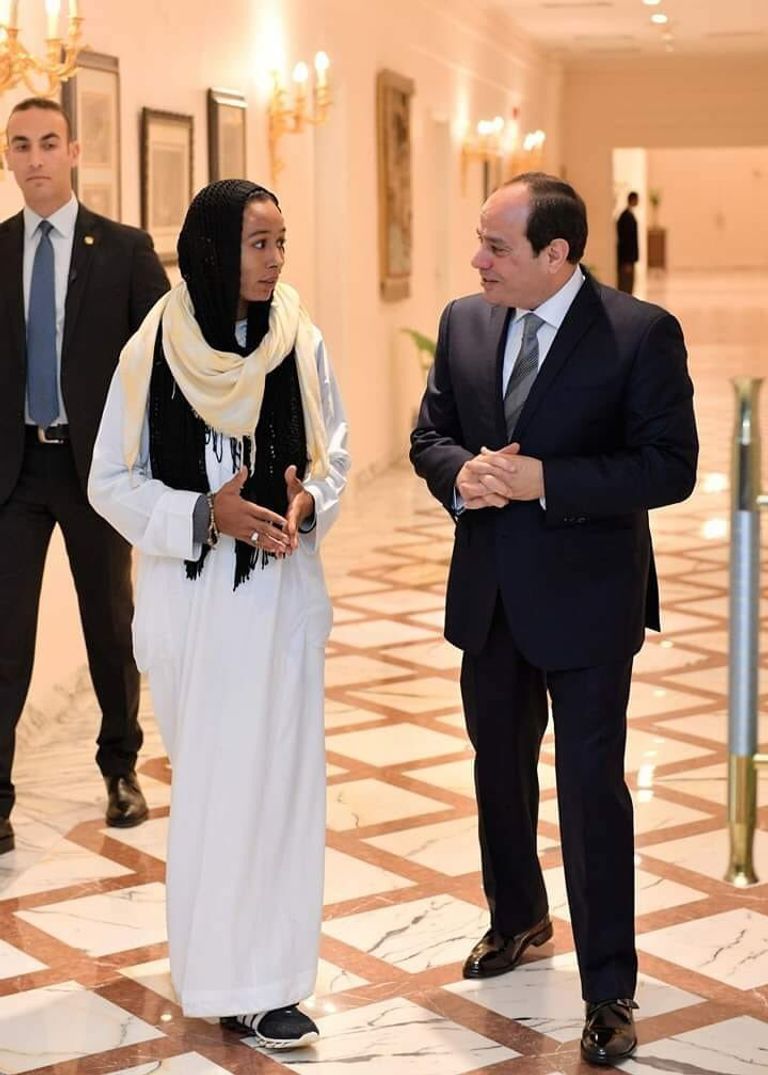 الرئيس المصري عبدالفتاح السيسي مع الحاجة زينب الملاح