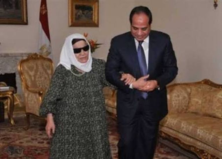 الرئيس المصري عبدالفتاح السيسي مع الحاجة زينب الملاح