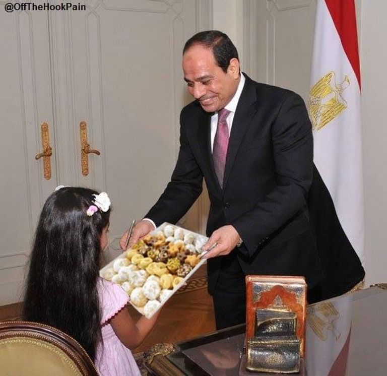 الرئيس المصري عبدالفتاح السيسي مع الحاجة زينب الملاح