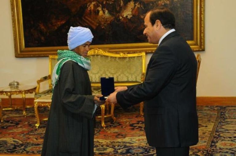 الرئيس المصري عبدالفتاح السيسي مع الحاجة زينب الملاح