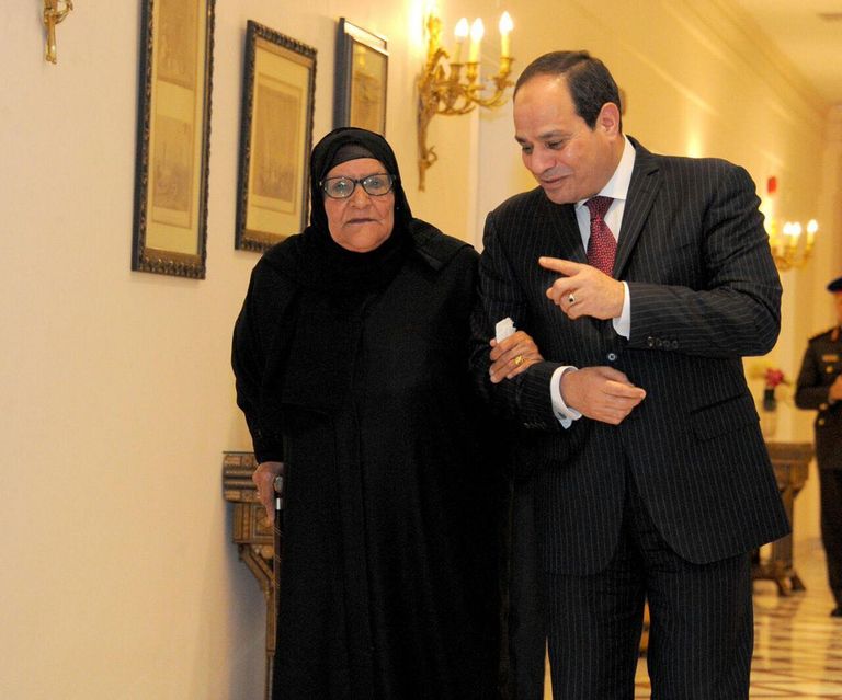 الرئيس المصري عبدالفتاح السيسي مع الحاجة زينب الملاح