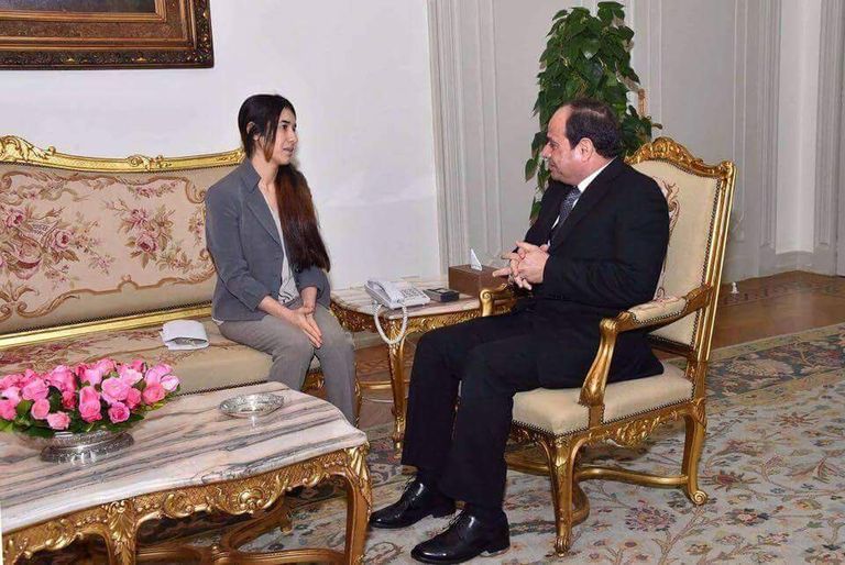 الرئيس المصري عبدالفتاح السيسي مع الحاجة زينب الملاح