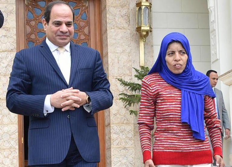 الرئيس المصري عبدالفتاح السيسي مع الحاجة زينب الملاح