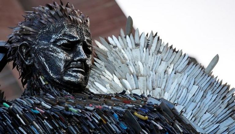 تمثال "ملاك السكاكين" يسلط الضوء على جرائم الطعن في بريطانيا