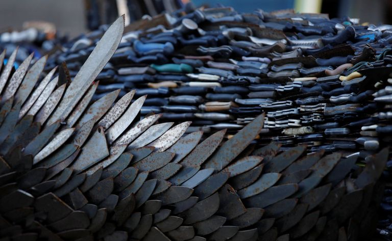 تمثال "ملاك السكاكين" يسلط الضوء على جرائم الطعن في بريطانيا