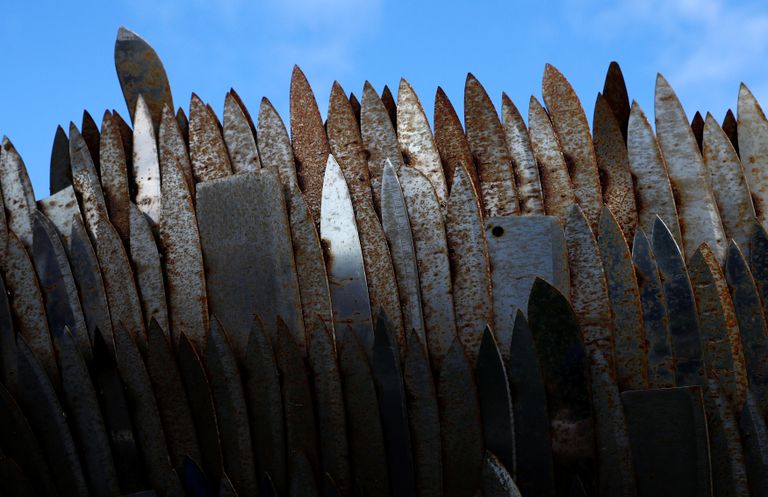 تمثال "ملاك السكاكين" يسلط الضوء على جرائم الطعن في بريطانيا