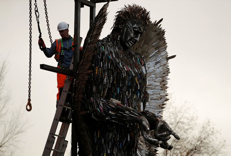 تمثال "ملاك السكاكين" يسلط الضوء على جرائم الطعن في بريطانيا