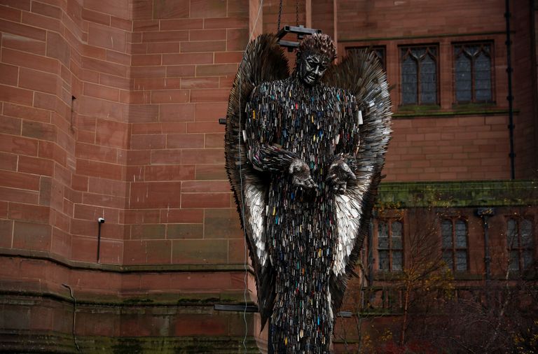 تمثال "ملاك السكاكين" يسلط الضوء على جرائم الطعن في بريطانيا