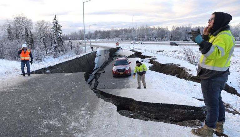 آثار الزلزال تبدو في طرقات ألاسكا