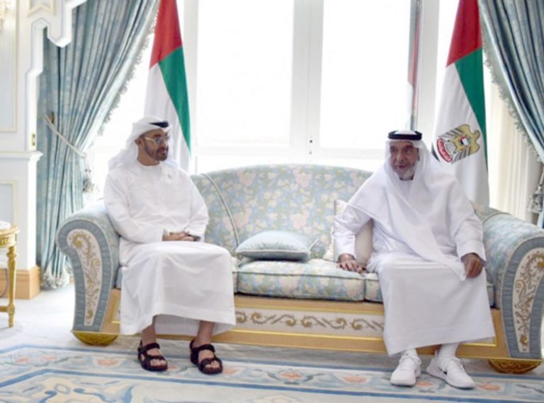 الشيخ خليفة بن زايد آل نهيان والشيخ محمد بن زايد آل نهيان خلال اللقاء