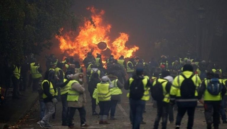 المحتجون أضرموا النيران قرب قوس النصر في باريس - رويترز