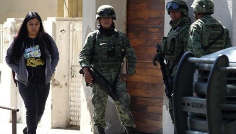 قوات الأمن المكسيكية أمام القنصلية الأمريكية