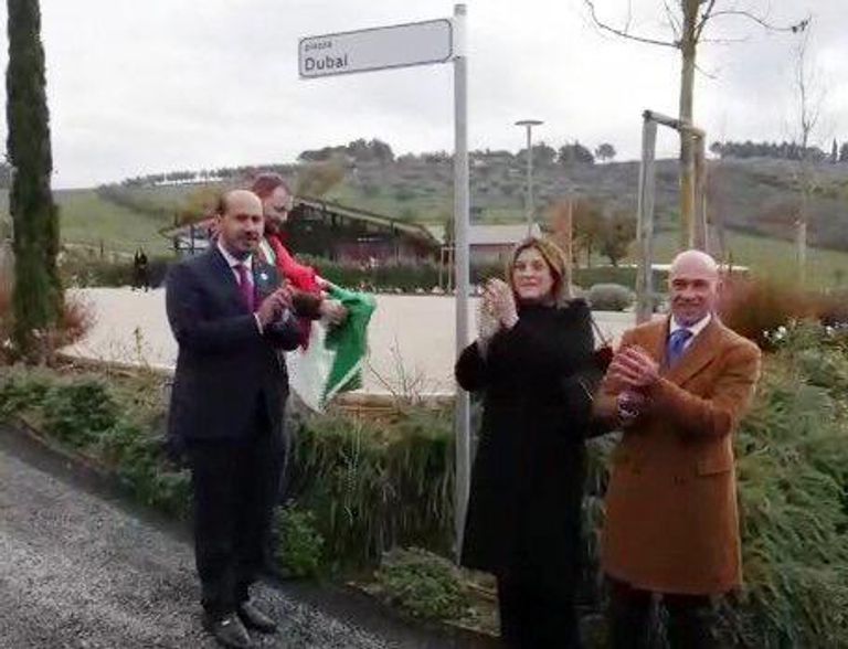 ساحة دبي في مدينة ماجونة الإيطالية