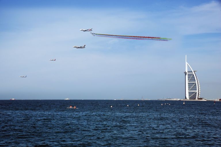 عرض جوي فريد احتفالاً باليوم الوطني الـ47 لدولة الإمارات