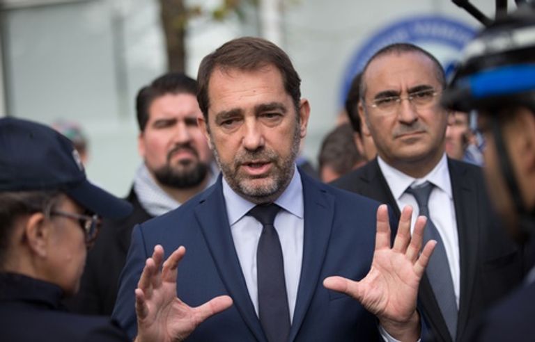 متظاهرو السترات الصفراء يضعون الأثاث في الطرقات لعرقلة السير- أ.ف.ب