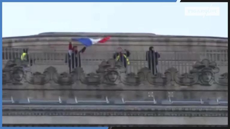 متظاهرو السترات الصفراء يضعون الأثاث في الطرقات لعرقلة السير- أ.ف.ب