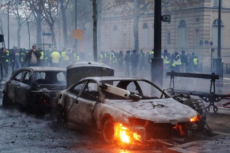 متظاهرو السترات الصفراء يضعون الأثاث في الطرقات لعرقلة السير- أ.ف.ب