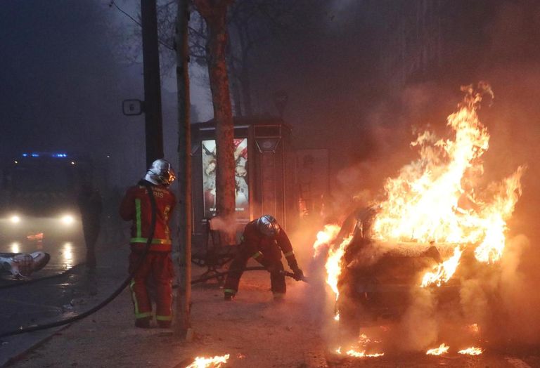 متظاهرو السترات الصفراء يضعون الأثاث في الطرقات لعرقلة السير- أ.ف.ب