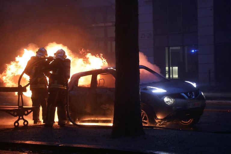 متظاهرو السترات الصفراء يضعون الأثاث في الطرقات لعرقلة السير- أ.ف.ب