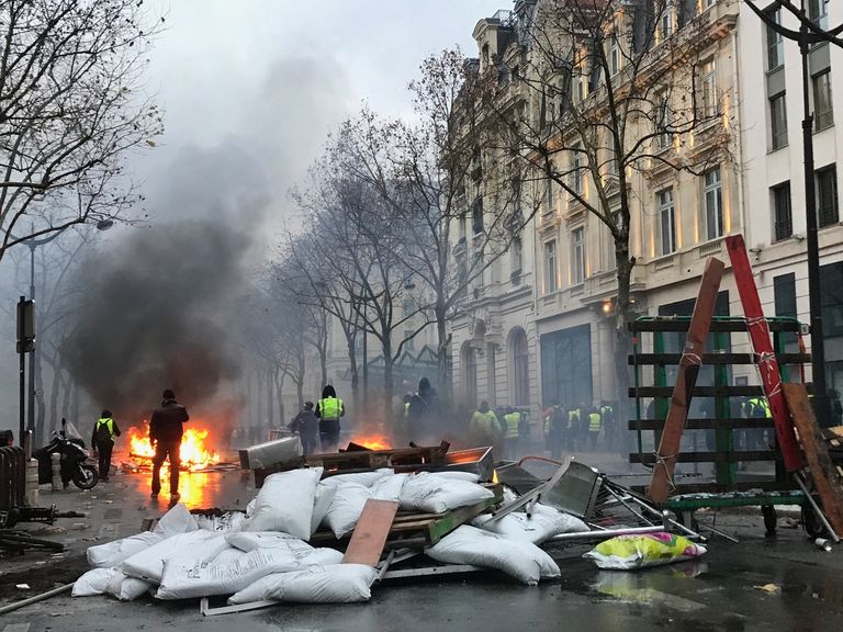 متظاهرو السترات الصفراء يضعون الأثاث في الطرقات لعرقلة السير- أ.ف.ب