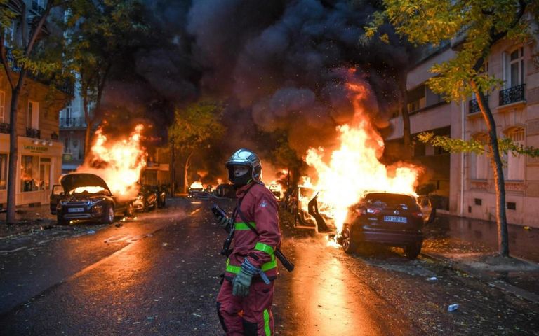 متظاهرو السترات الصفراء يضعون الأثاث في الطرقات لعرقلة السير- أ.ف.ب